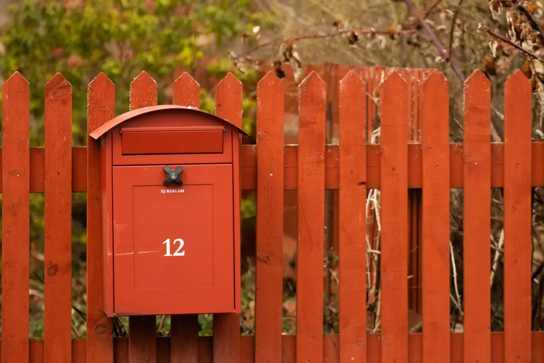 Using Picket Fencing Around Modern Homes